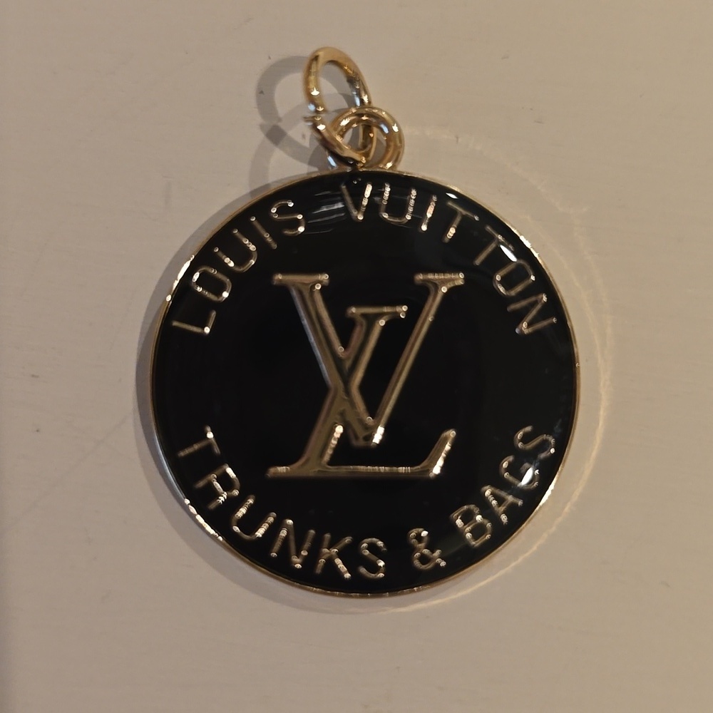 LV LUXURY ZIPPER PULL OR CHARM